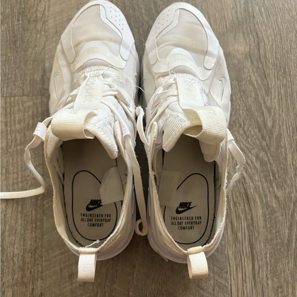 Women’s Nike Airmax Shoes - Picture 3 of 3